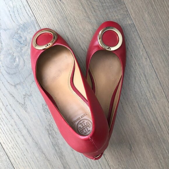 Tory Burch Designer Leather Slip On Shoes w Gold Metal Circle Logo Red Sz 9.5M - Picture 12 of 12